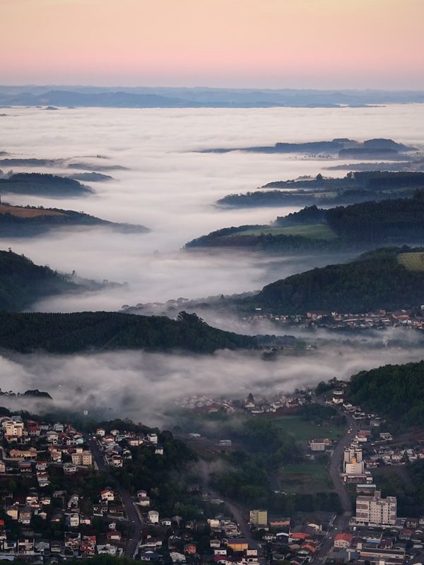 O vale de Concórdia coberto por um mar de nevoeiro ao amanhecer, visto do alto