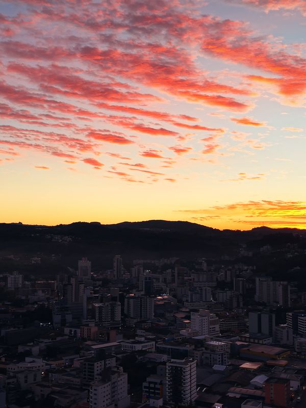 Nuvens cor-de-rosa do amanhecer sobre o centro de Concórdia