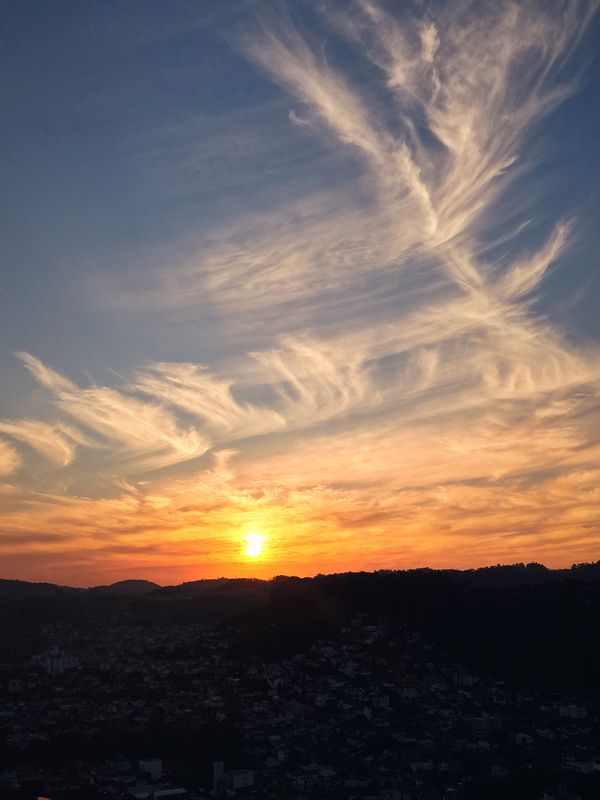 Pôr do sol com cirros em gancho sobre Concórdia