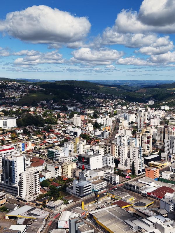 Centro de Concórdia com prédios e céu de nuvens de tempo bom
