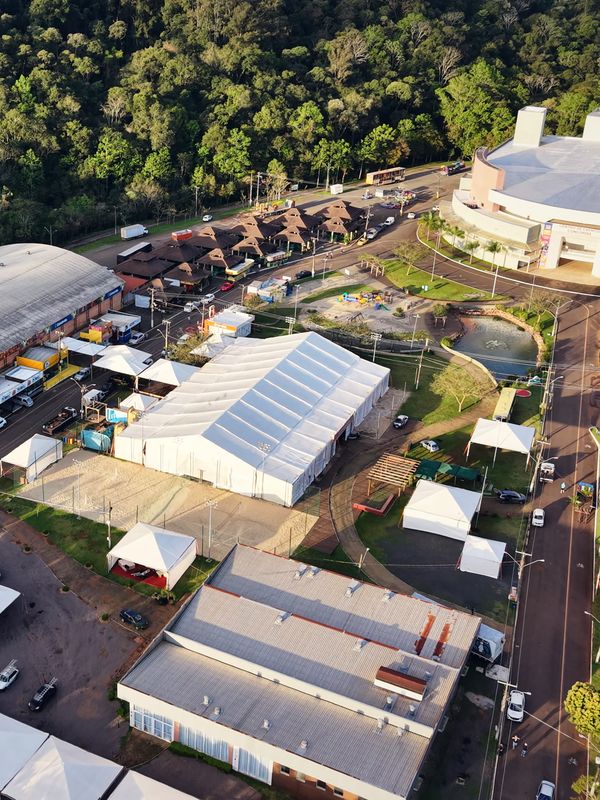 Parque de Exposições de Concórdia com a arena e os pavilhões da Femix no fim da tarde