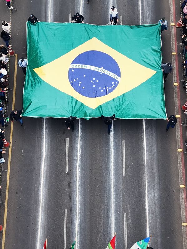 Bandeira do Brasil carregada no desfile de 7 de Setembro na avenida de Concórdia, vista de cima