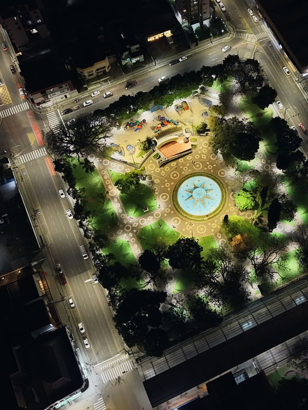 A Praça Dogello Goss e as avenidas acesas à noite, vistas em diagonal do alto