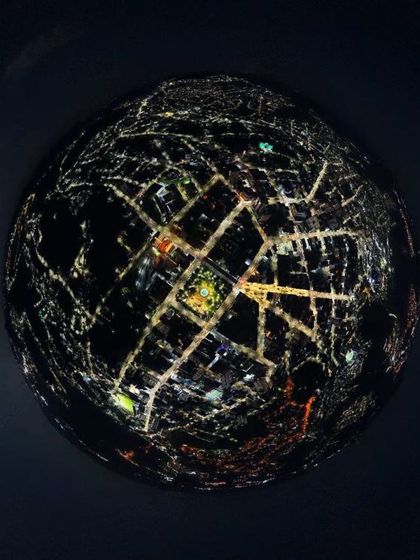 Efeito planeta sobre a Praça Dogello Goss em Concórdia à noite