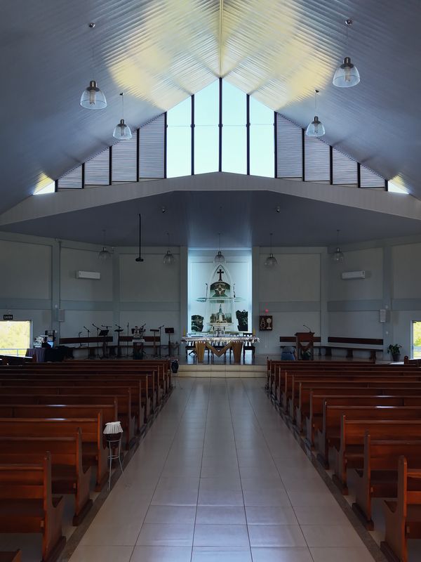 Interior da igreja do Santuário da Salette, corredor entre os bancos até o altar