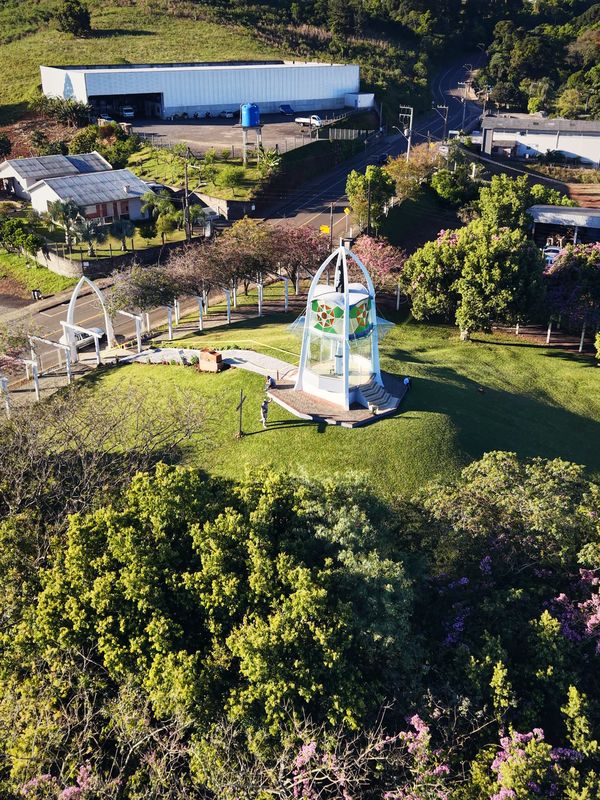 O Santuário da Salette e o campanário no meio do verde, vistos do alto