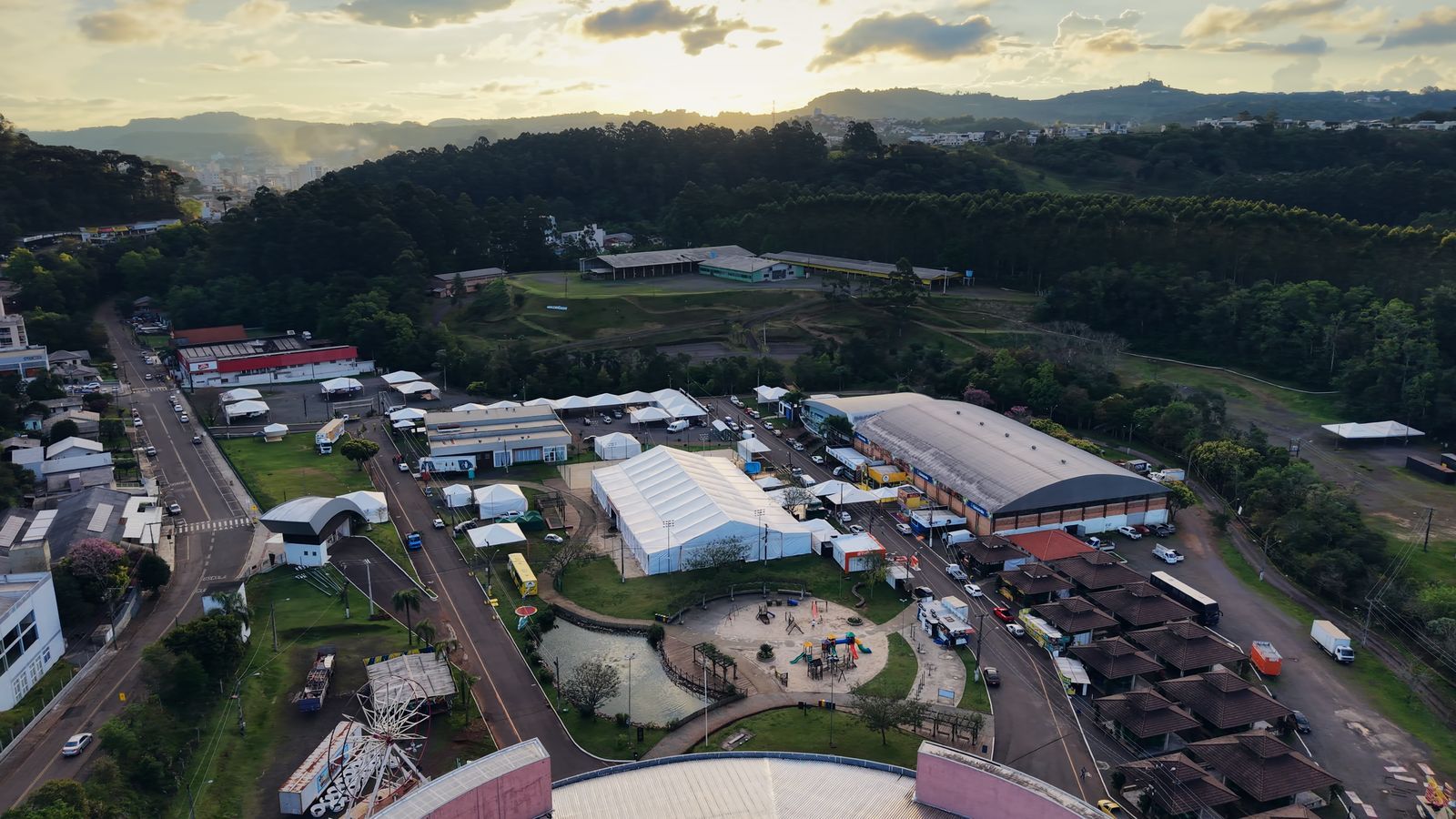 Parque de Exposições de Concórdia com pavilhões e tendas da Femix 2026 no fim da tarde, contra o sol