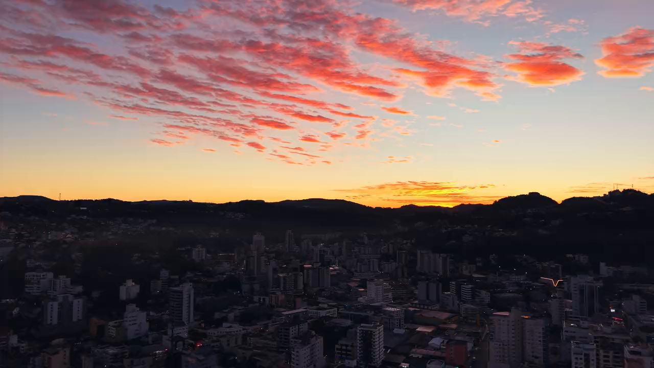 O céu cor-de-rosa do amanhecer sobre o centro de Concórdia SC, visto do alto